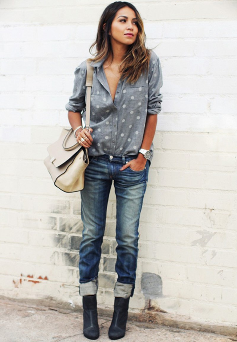 Ξεκούμπωσε ένα παραπάνω κουμπί από το πουκάμισο σου και άσε εκτεθειμένα τα ντελικάτα κολιέ σου. (via Sincerely Jules)