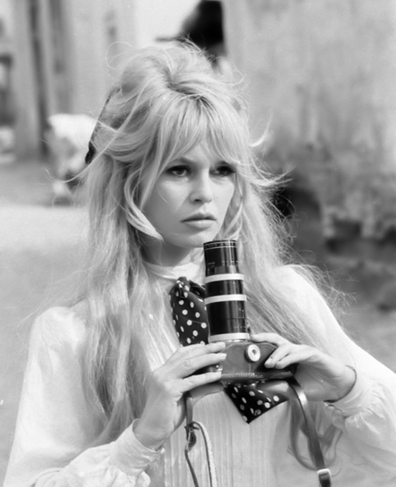 Αν και μάλλον η Brigitte Bardot θα μπορούσε να φορέσει οτιδήποτε και να δείχνει όμορφη, το απόλυτο σύμβολο του σεξ της δεκαετίας του 60 σίγουρα ήξερε τι πάει να πει στυλ.