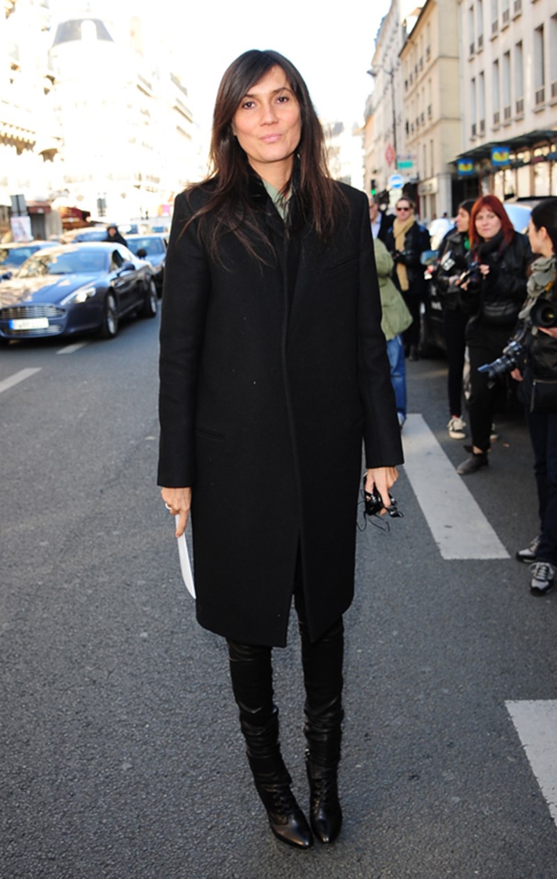 Η editor-in-chief της Γαλλικής Vogue, Emmanuelle Alt, καταφέρνει να κάνει ακόμα και το πιο απλό outfit να δείχνει cool.