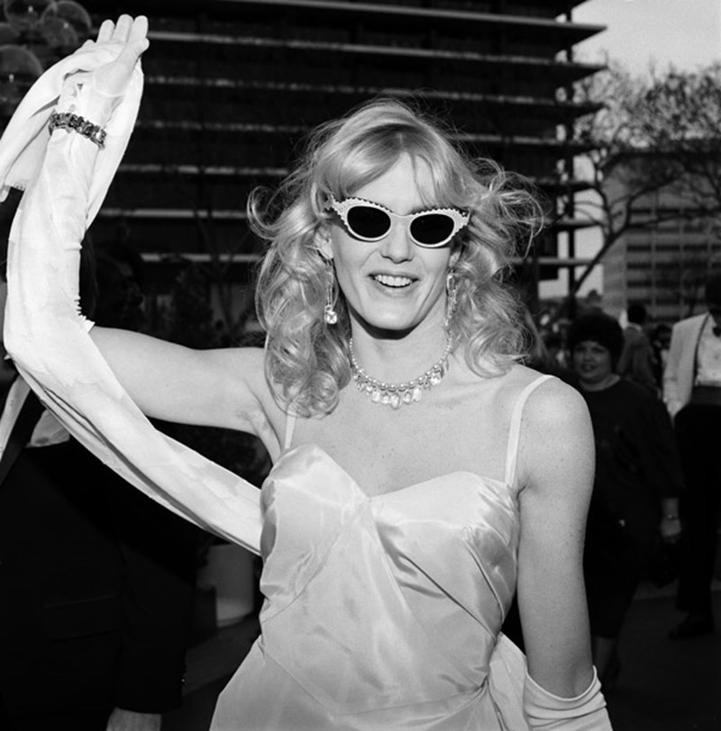 H τρελούτσικη Daryl Hannah με μια over-the-top αλλά πανέμορφη εμφάνιση στα Όσκαρ του 1984. (photo: Courtesy of AMPAS)