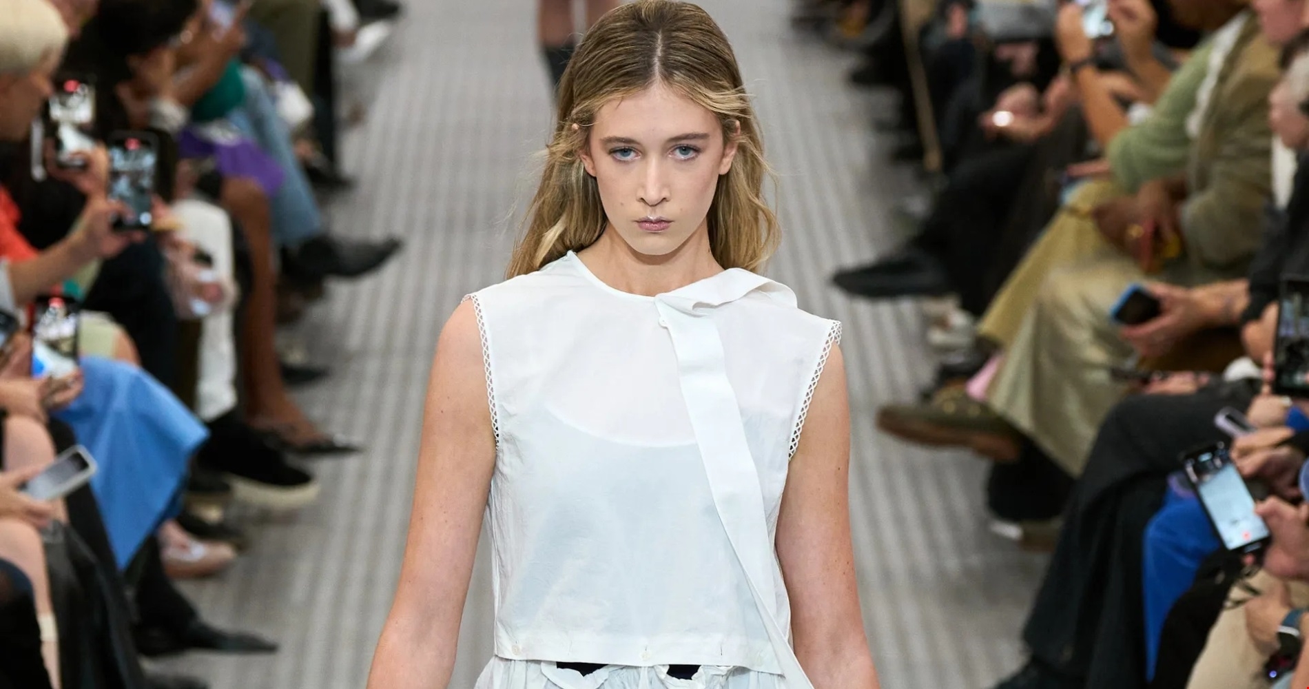 Nicole Kidman | Το βίντεο που τη δείχνει να σπρώχνει την Salma Hayek σε fashion show στο Παρίσι - εικόνα 1