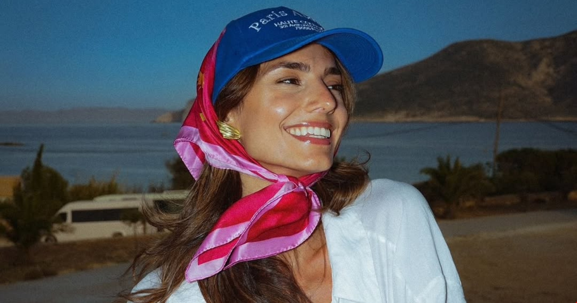 Το half-up της Ηλιάνας Παπαγεωργίου είναι το εύκολο χτένισμα που θα αναδείξει τα πλούσια μαλλιά σου το καλοκαίρι