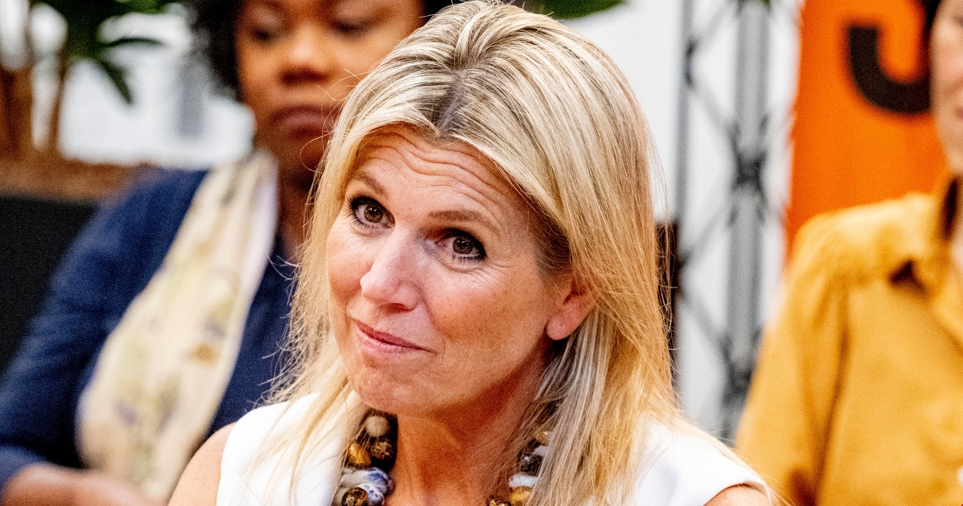 Βασίλισσα Maxima | Mε φόρεμα και κλασικές γόβες στο χρώμα του πάγου - εικόνα 2