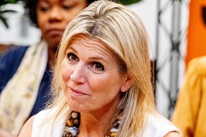 Βασίλισσα Maxima | Mε φόρεμα και κλασικές γόβες στο χρώμα του πάγου - εικόνα 2