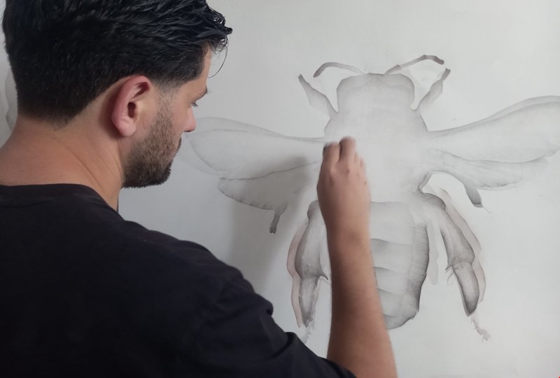 Ο Νίκος Κανόγλου κατά τη διαδικασία της δημιουργίας