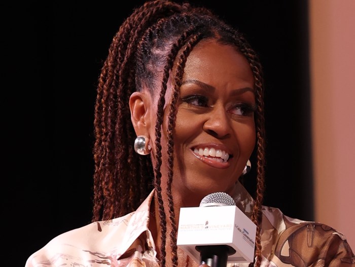 Τα braids της ελευθερίας | Η Michelle Obama μετατρέπει το χτένισμά της σε πολιτική δήλωση