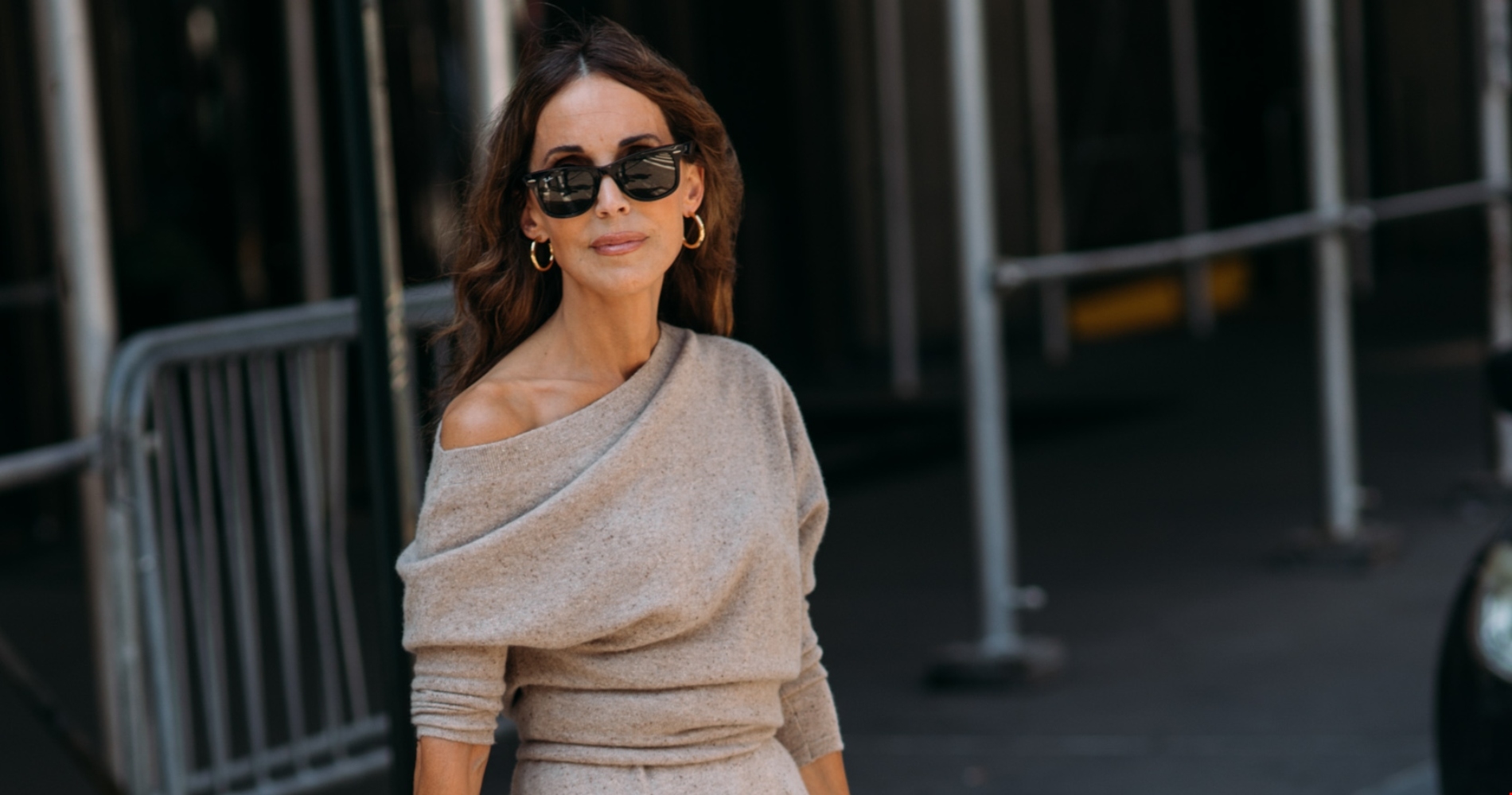 Η Καρυοφυλλιά Καραμπέτη με σατέν φόρεμα από τη Massimo Dutti σε βραδινή έξοδο - εικόνα 4