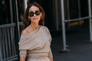 Η Καρυοφυλλιά Καραμπέτη με σατέν φόρεμα από τη Massimo Dutti σε βραδινή έξοδο - εικόνα 4