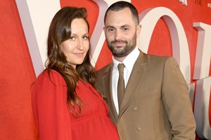 Charlotte Ritchie | Όσα πρέπει να ξέρουμε για την πρωταγωνίστρια του You - εικόνα 1