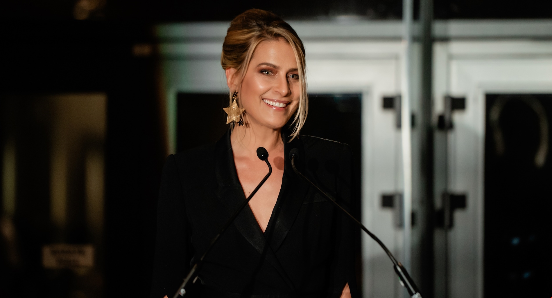 Τατιάνα Μπλάτνικ | Κοσμική εμφάνιση με σακάκι - κάπα στο Μουσείο Ακρόπολης