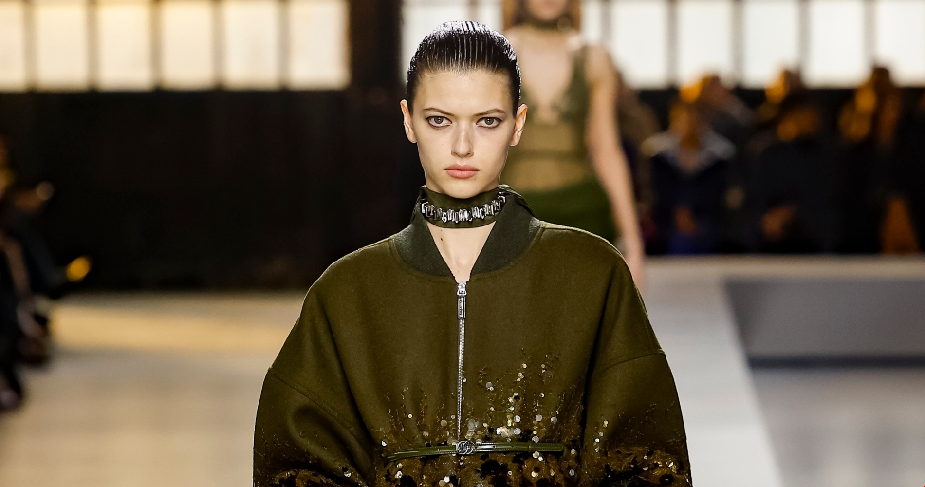 "Wrong shoe theory" | Πώς η "λάθος" επιλογή παπουτσιών θα αναβαθμίσει το στιλ σου - εικόνα 1