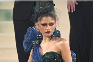 Το look της Zendaya που αποτίνει φόρο τιμής στην Cher - εικόνα 1