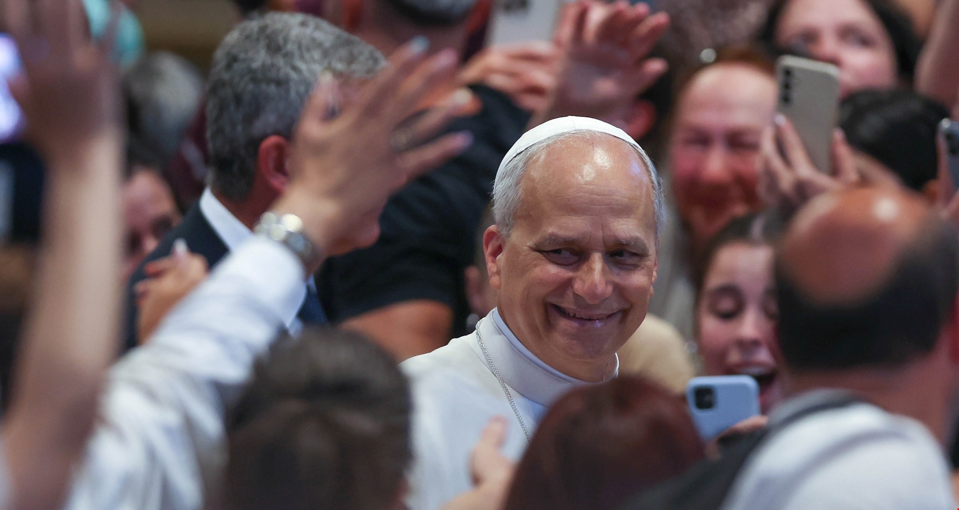 Πάπας Λέων | Ο αναπάντεχος δεσμός του με τη Madonna, τον Justin Bieber και την Angelina Jolie