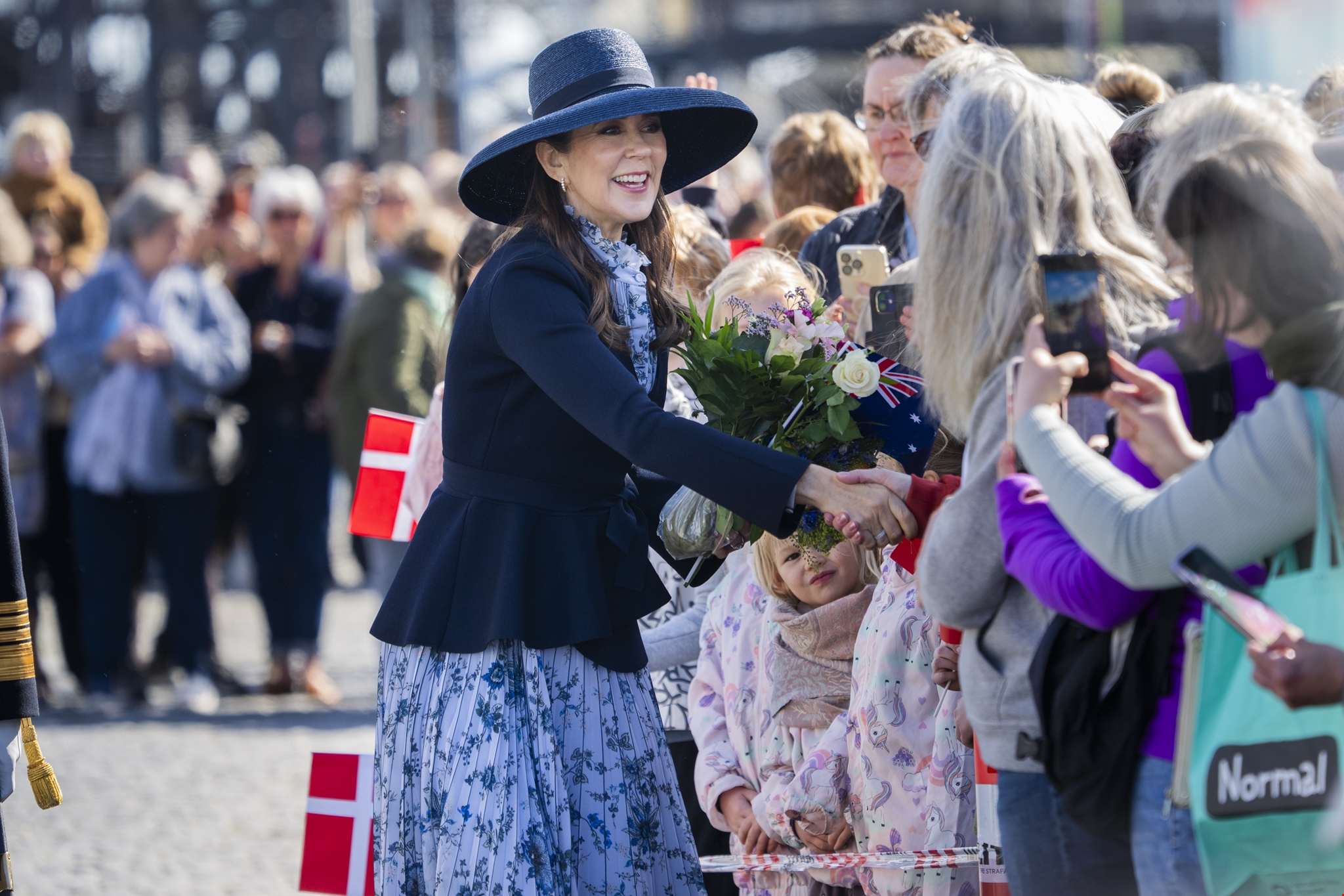 Βασίλισσα Ράνια | Με "λοξή" τζιν φούστα είναι η έμπνευση που χρειαζόμαστε για την επιστροφή στο γραφείο - εικόνα 2