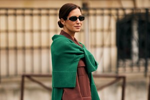 Βίκυ Καγιά | Το casual chic σύνολό της με maxi δερμάτινη φούστα και λευκές, άνετες γόβες - εικόνα 1