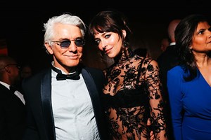 Dakota Johnson | Η boho εμφάνιση με μια απρόσμενη Y2K λεπτομέρεια στη Σουαδική Αραβία - εικόνα 2