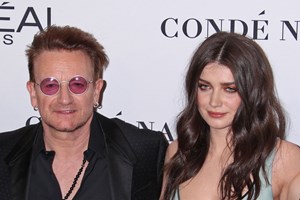 Eve Hewson | Είναι κόρη κορυφαίου super star και πρωταγωνιστεί στη σειρά για την οποία όλοι μιλούν - εικόνα 3