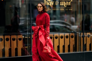 Η Έλλη Στάη με statement κοστούμι σε πρεμιέρα θεατρικής παράστασης - εικόνα 3