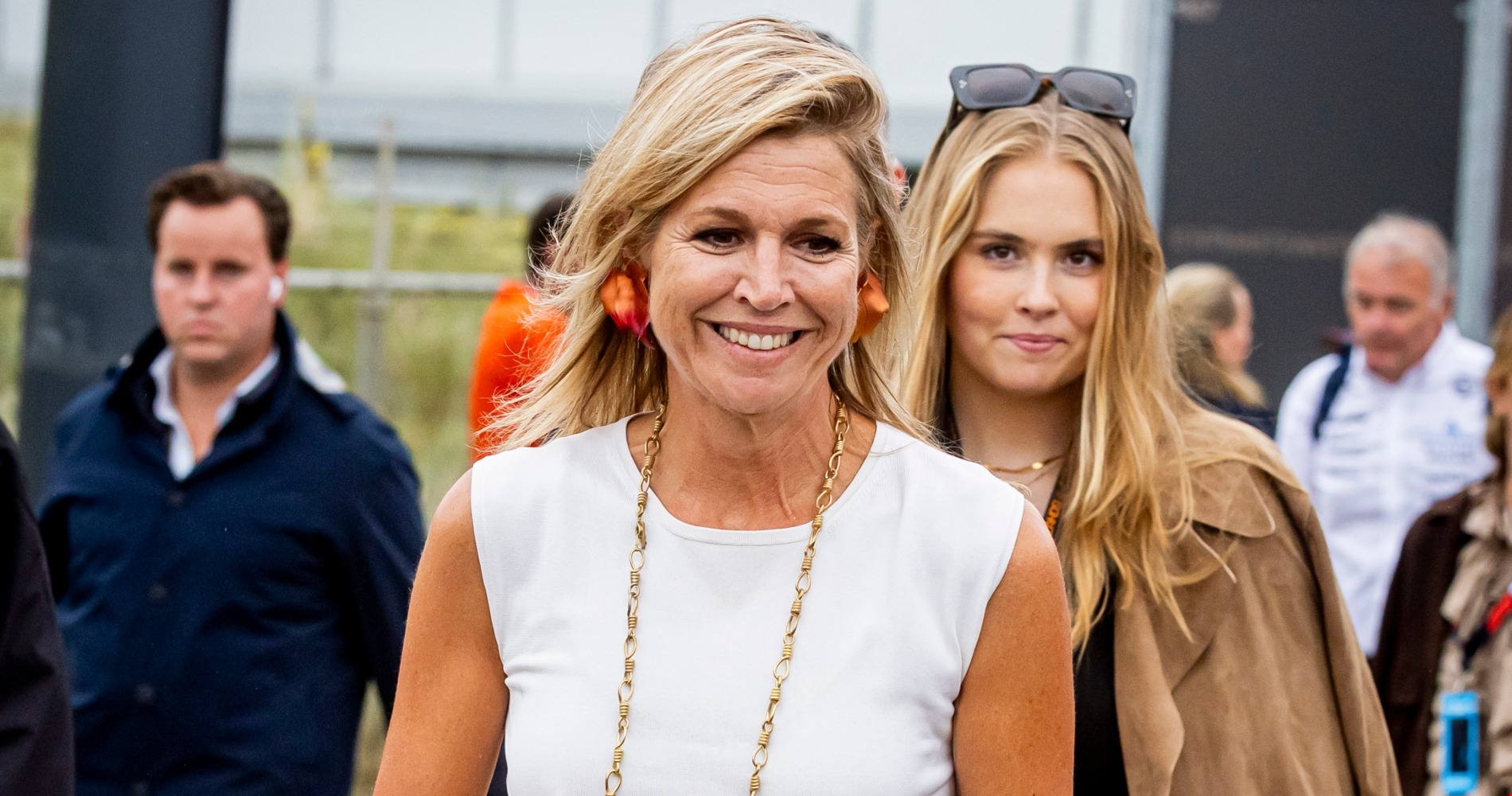 Με το βραχιόλι - γούρι σε σχέδιο Μαριάννας Γουλανδρή που μοιράζεται με την κόρη της Amalia, η Μaxima της Ολλανδίας - εικόνα 1