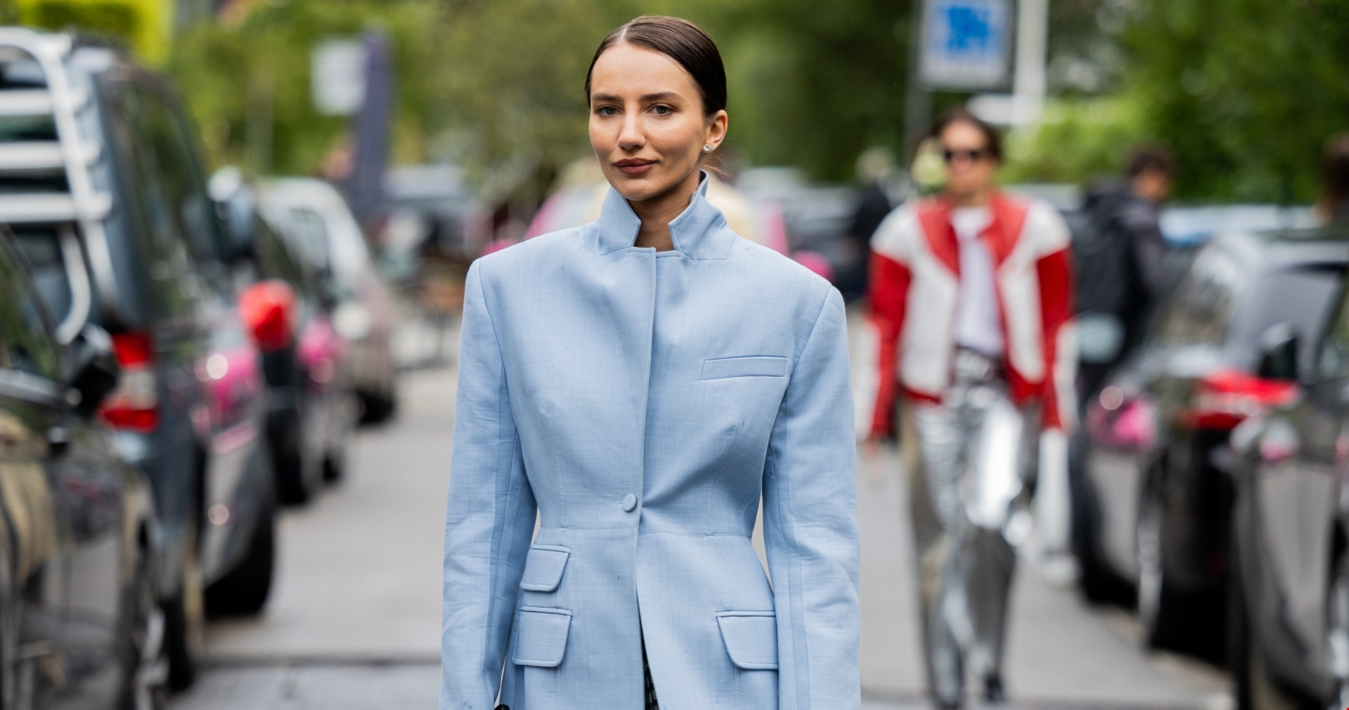 15 άκρως ανοιξιάτικα looks που μπορείς να δημιουργήσεις με μία μπεζ καμπαρντίνα - εικόνα 1