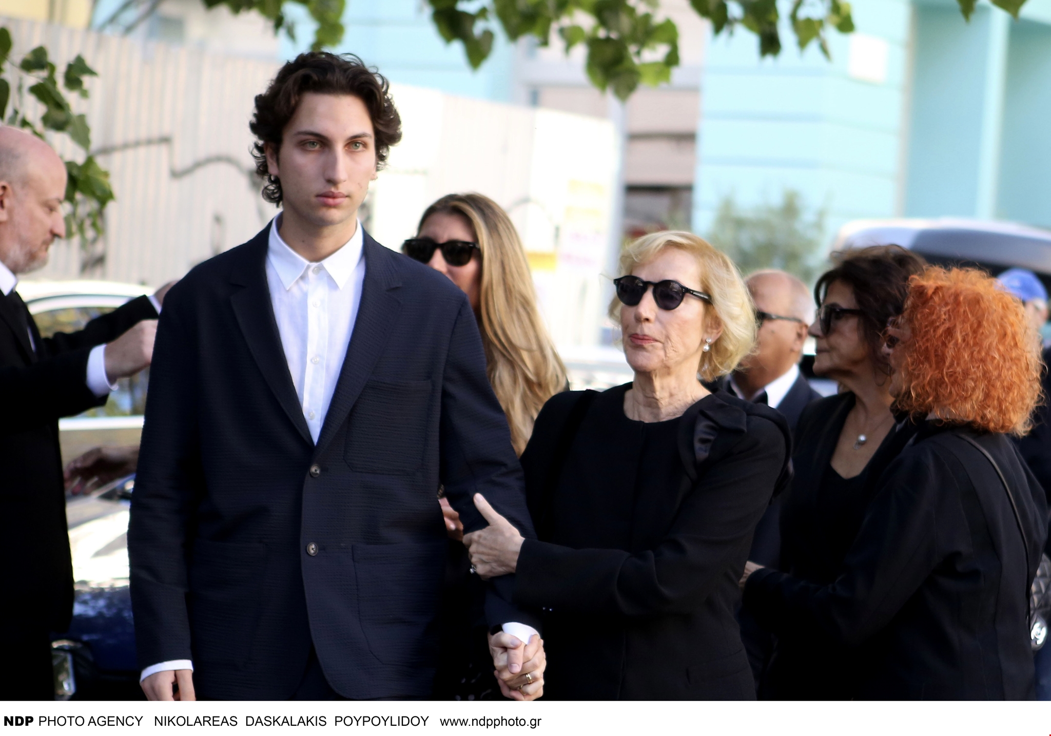 Η στοργική κίνηση του εγγονού του Διονύση Σαββόπουλου στη γιαγιά του, Άσπα, έξω από την Μητρόπολη Αθηνών