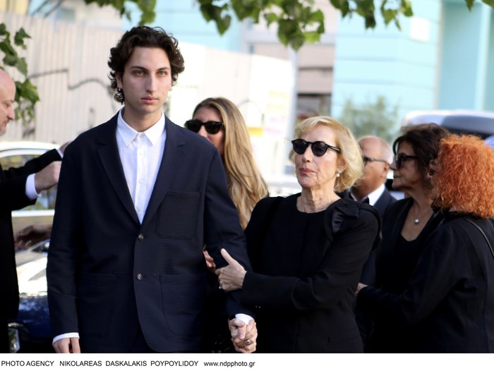 Η στοργική κίνηση του εγγονού του Διονύση Σαββόπουλου στη γιαγιά του, Άσπα, έξω από την Μητρόπολη Αθηνών