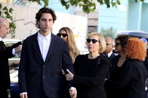 "Θα στην προσέχουμε την Άσπα" | Οι συγκινητικοί επικήδειοι στην εξόδιο ακολουθία του Διονύση Σαββόπουλου - εικόνα 1
