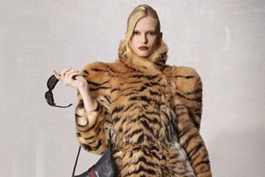 Prada SS26 | Το hairstyle που επικράτησε στο runway είναι η chic πρόταση που κάθε γυναίκα μπορεί να δημιουργήσει στην καθημερινότητά της - εικόνα 1