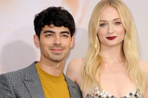 Η Sophie Turner επιστρέφει στο Ηνωμένο Βασίλειο μετά τον πόλεμο με τον Joe Jonas - εικόνα 1