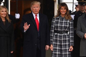 Melania Trump | Η πρώτη κυρία υποδέχεται την εορταστική περίοδο καλωσορίζοντας το χριστουγεννιάτικο δέντρο του Λευκού Οίκου - εικόνα 2