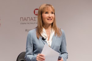 Μάρα Ζαχαρέα | Το beach look της με εμπριμέ μπικίνι και παρεό - εικόνα 3