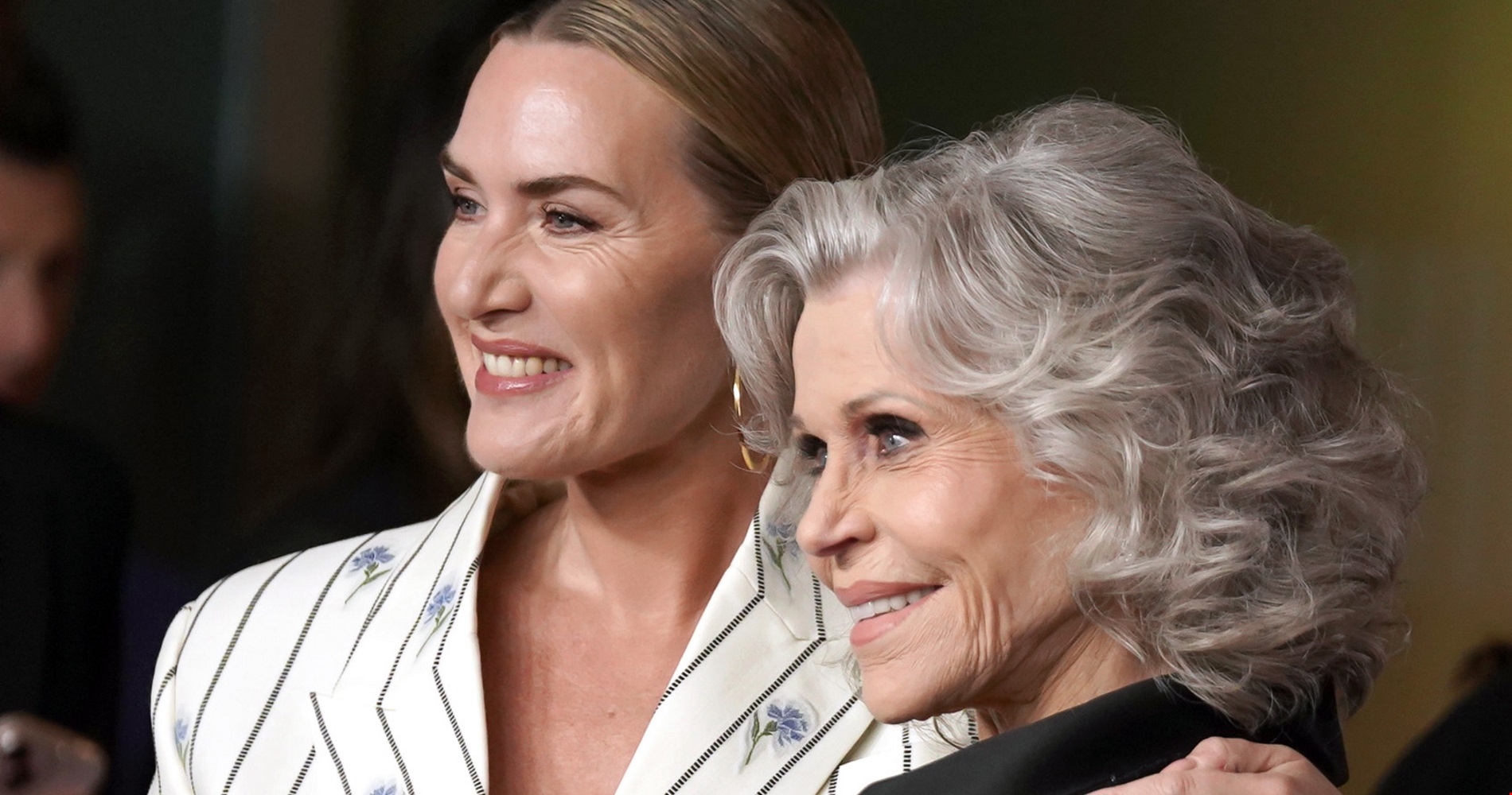 Η Joey King μ' ένα διαχρονικό κοστούμι της γυναικείας γκαρνταρόμπας από τη συλλογή Max Mara - εικόνα 1