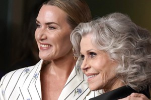 Η Joey King μ' ένα διαχρονικό κοστούμι της γυναικείας γκαρνταρόμπας από τη συλλογή Max Mara - εικόνα 1