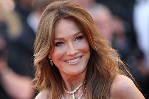 Carla Bruni | Στην Paris Fashion Week μετά τη φυλάκιση του Nicolas Sarkozy - Η κίνηση που συζητήθηκε - εικόνα 1