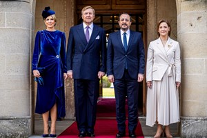 Βασίλισσα Ράνια της Ιορδανίας | Η εμφάνιση με μεταξωτό φόρεμα στην πιο powerful απόχρωση - εικόνα 2