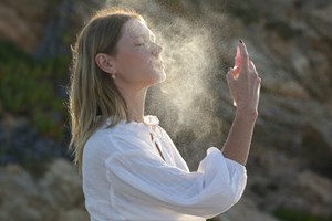 Sunny Days | Τα καλύτερα αντιγηραντικά αντηλιακά φαρμακείου για προστασία και πρόληψη των ρυτίδων - εικόνα 2