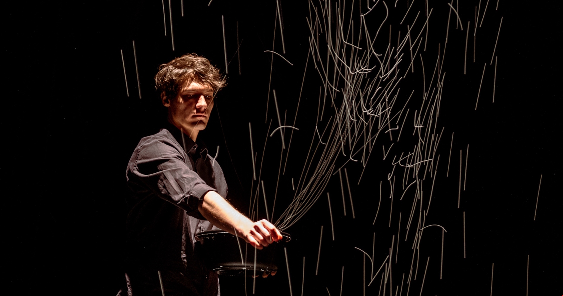 Thrice | Το έργο του Damien Jalet έκανε πρεμιέρα στη Νορβηγία λίγο πριν από το 31ο Διεθνές Φεστιβάλ Χορού Καλαμάτας - εικόνα 1