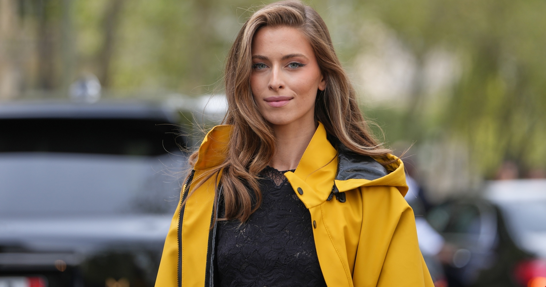 Το αδιάβροχο μακρύ μπουφάν από την Oysho που θα σε σώσει στις βροχερές μέρες