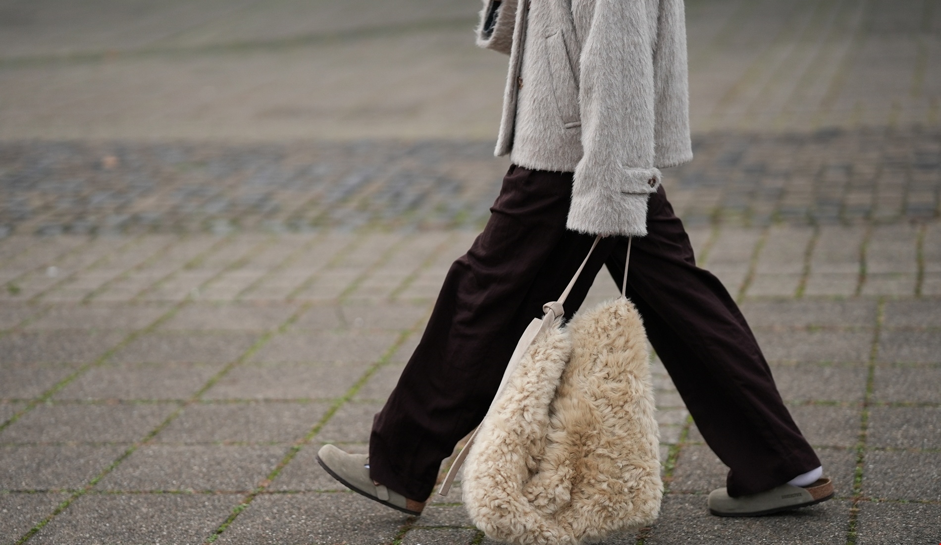 Τα δερμάτινα backless παπούτσια από τη Mango που θα φοράμε την άνοιξη