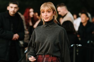 Η Καριοφυλλιά Καραμπέτη με γκρι κοστούμι και τα must have παπούτσια του φθινοπώρου - εικόνα 2