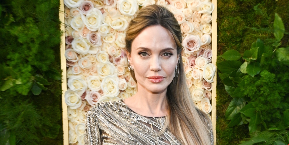 Η Angelina Jolie συγκινείται μιλώντας για τη μητέρα της που έφυγε από τη ζωή μετά από μάχη με τον καρκίνο και στέλνει ένα σημαντικό μήνυμα - εικόνα 1