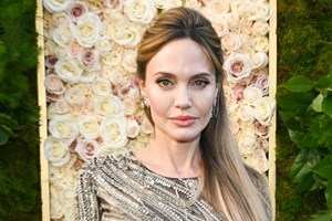 Η Angelina Jolie συγκινείται μιλώντας για τη μητέρα της που έφυγε από τη ζωή μετά από μάχη με τον καρκίνο και στέλνει ένα σημαντικό μήνυμα - εικόνα 1