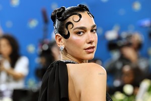 Το αγαπημένο lip gloss της Βάσιας Κωσταρά είναι ένα iconic προϊόν της δεκαετίας του ’90 που κάνει comeback - εικόνα 1