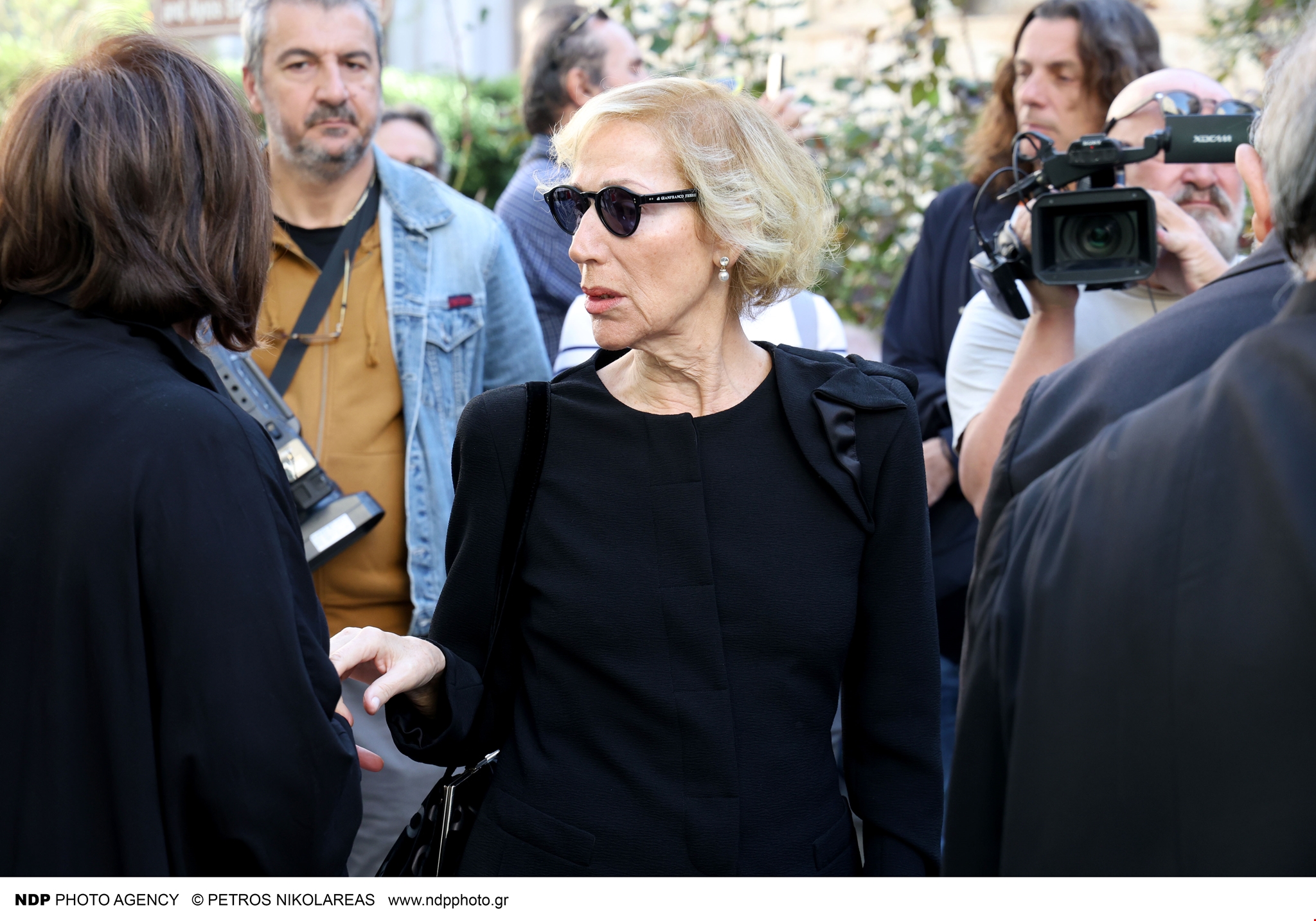 Η κίνηση του εγγονού του Διονύση Σαββόπουλου στη γιαγιά του, Άσπα, έξω από την Μητρόπολη Αθηνών - εικόνα 2