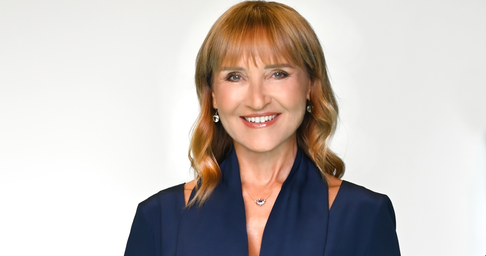 Μαρέβα Μητσοτάκη | Η εμφάνιση με cargo pants και bucket hat σε γήινες αποχρώσεις - εικόνα 1