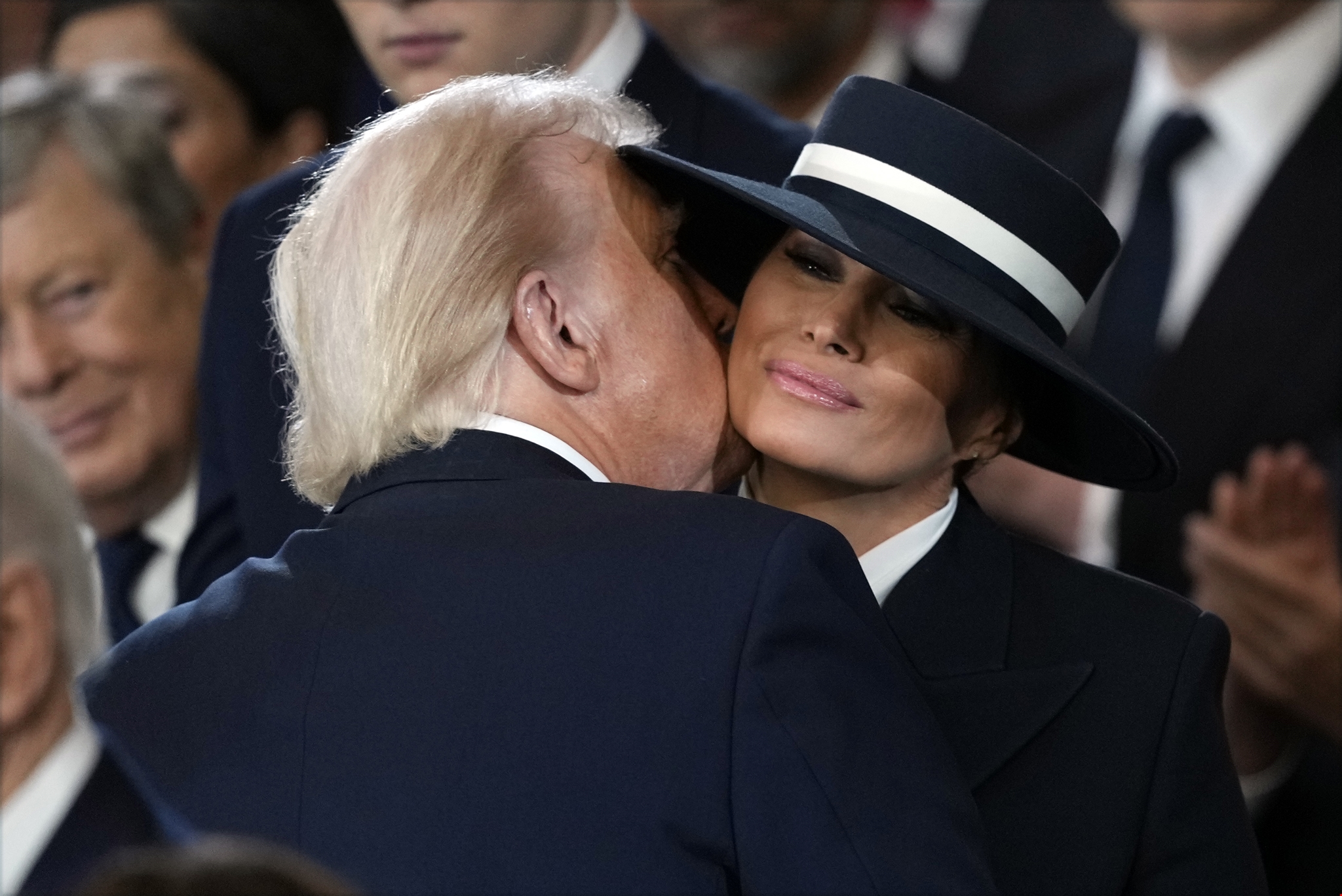 Navy blue παλτό | To trend που ξεκίνησε η Melania Trump και αγάπησαν οι celebrities - εικόνα 2
