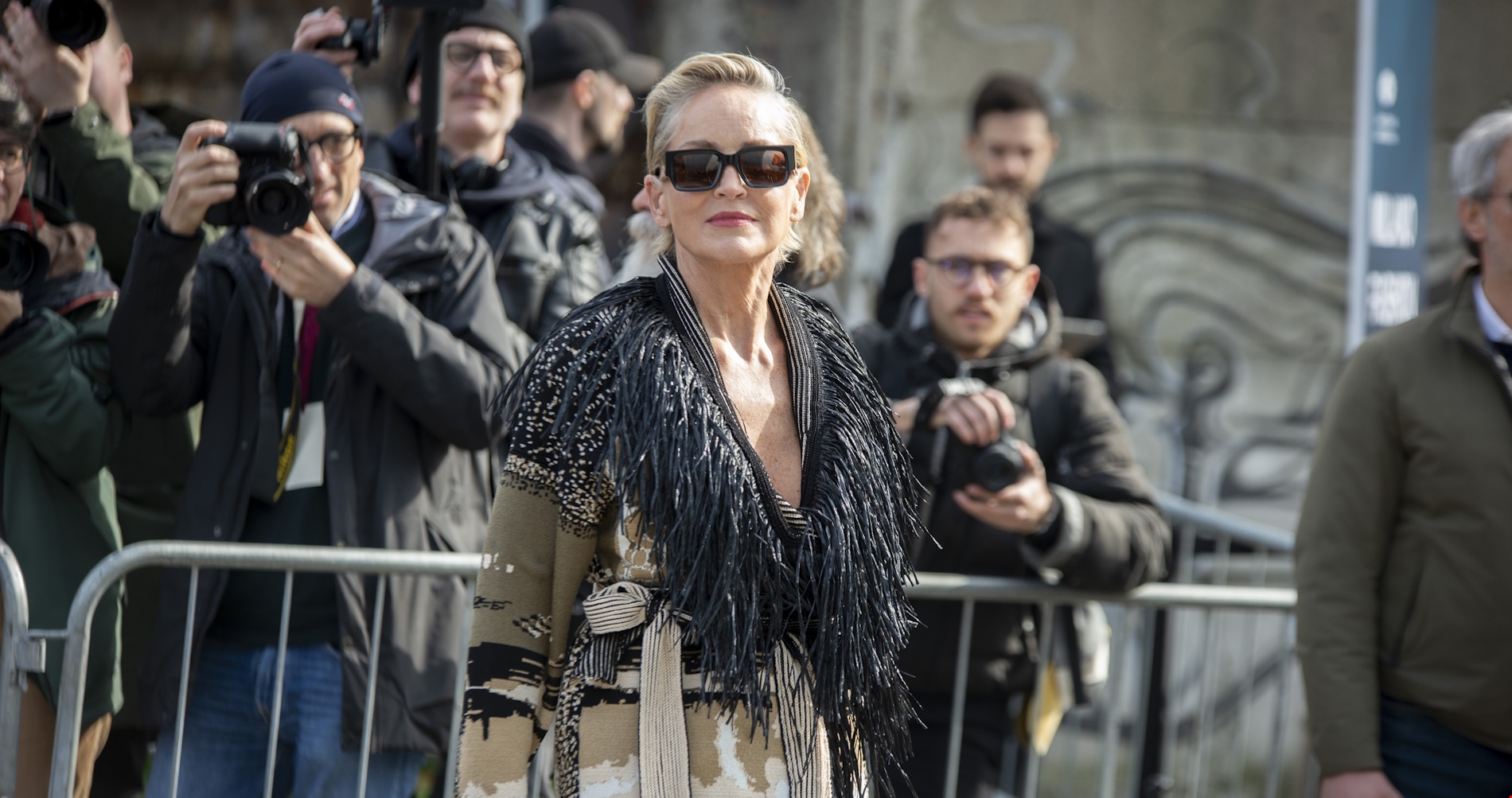 Η Sharon Stone στην Αθήνα | Η κομψή εμφάνιση με δερμάτινη καμπαρντίνα σε fashion show - εικόνα 5