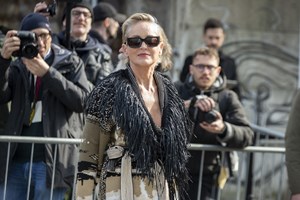 Η Sharon Stone στην Αθήνα | Η κομψή εμφάνιση με δερμάτινη καμπαρντίνα σε fashion show - εικόνα 5
