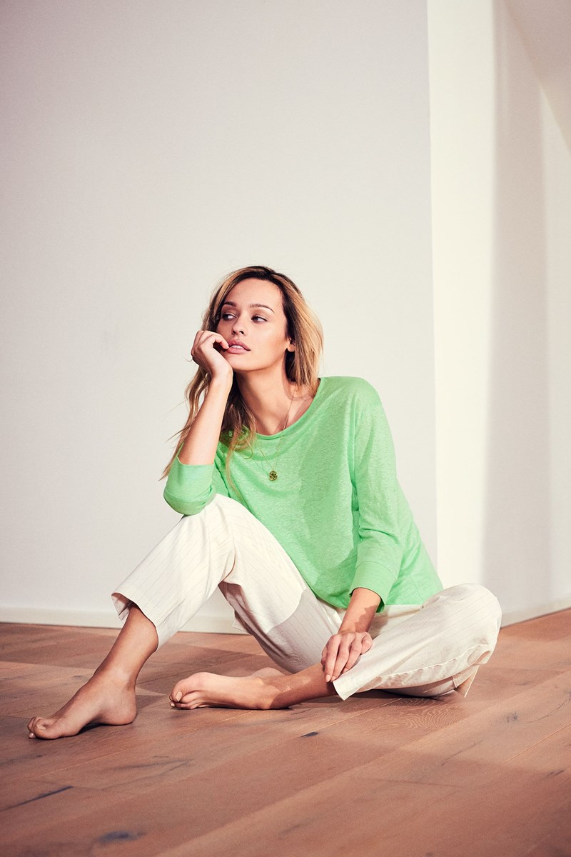 Για ένα easy chic καλοκαίρι ανακαλύψτε τις Fresh Silk μπλούζες σε stylish μονοχρωμίες, floral patterns και λαχούρια, embroidery details.