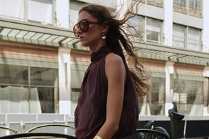 Aubergine Chic | Αυτό το pinstripe σακάκι από τη Stradivarius είναι στην απόχρωση που θα μας απασχολήσει περισσότερο το φθινόπωρο - εικόνα 1